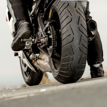 SAFETY DISTANCE WHEN DRIVING MOTORCYCLES